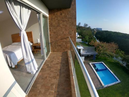 博卡德尔里奥Boca PentHouses - Tampiquera的一个带床和游泳池的阳台