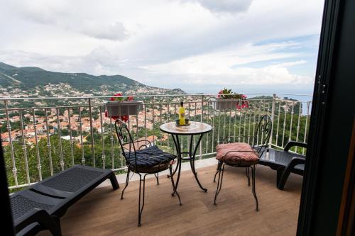 阿杰罗拉Panariello Palace的设有一个配有桌椅并享有美景的阳台。