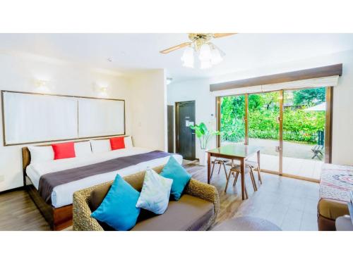 备濑Fukugi Terrace - Vacation STAY 61828v的一间卧室配有一张床、一张沙发和一张桌子