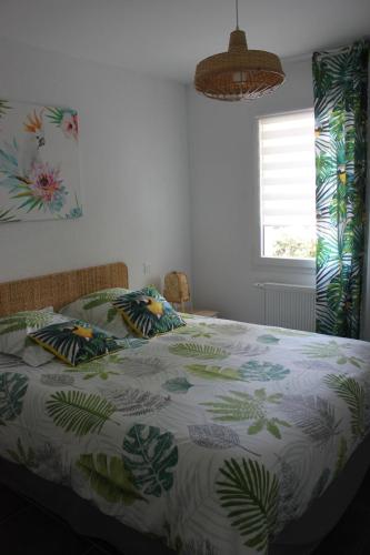 康博莱班Chalet ILONA的一间卧室配有一张带绿色和白色棉被的床