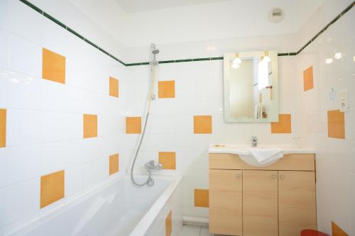 Quettehou佩龙杜门酒店的带浴缸、水槽和淋浴的浴室