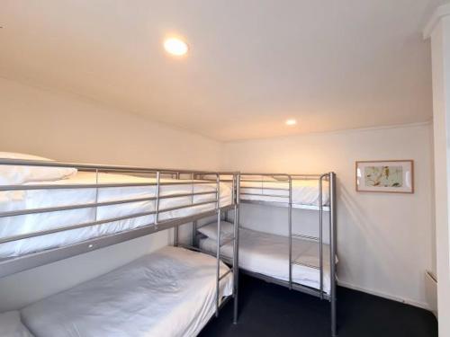 荷斯安山Red Robin的一间客房内配有两张双层床的房间