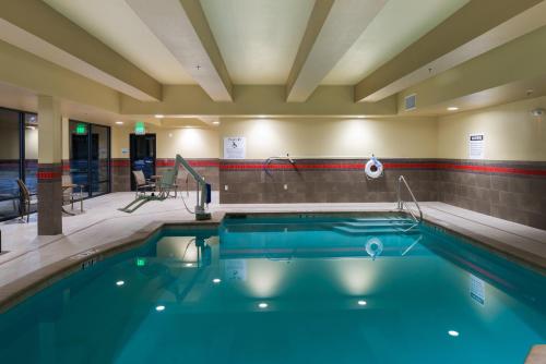 克拉马斯红杉国家公园智选假日酒店的游泳池,位于酒店带游泳池的客房