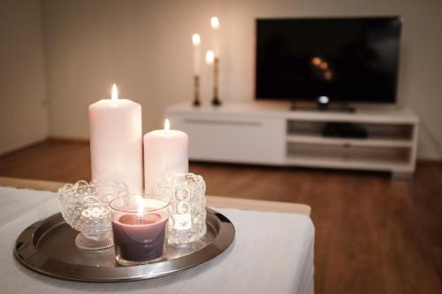 塞尔福斯梭里斯同公寓的一张桌子上的带蜡烛的托盘,配有电视