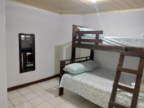 阿拉胡埃拉Departamentos Patricia的一间卧室配有两张双层床和镜子