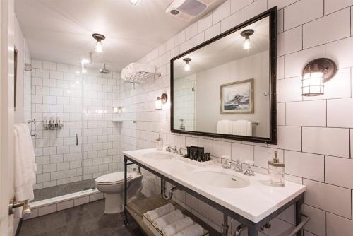 Port WashingtonFathoms Hotel & Marina的一间带水槽、卫生间和镜子的浴室