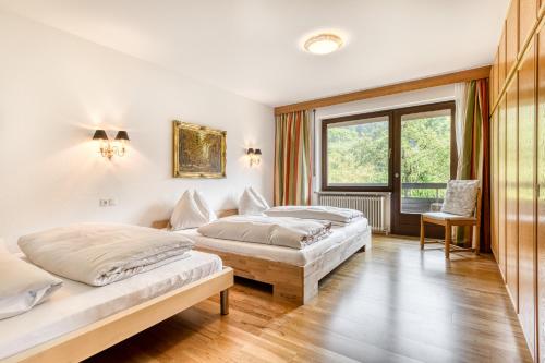 布鲁登茨Panoramavilla Bludenz by A-Appartments的带窗户的客房内的两张床