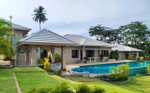 Baan Nai Daeng Villa /Baannaidaengvilla内部或周边的泳池