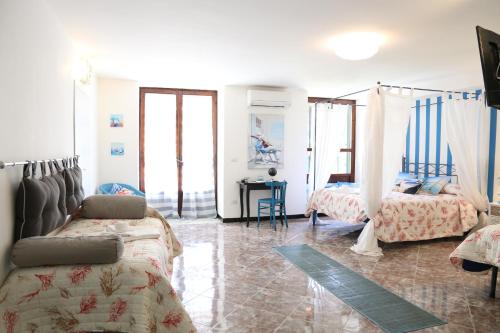 萨莱诺历史中心酒店的一间卧室配有两张床和一张书桌