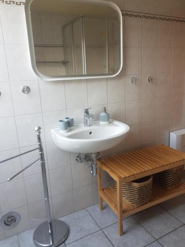普鲁滕Sina的一间带水槽和镜子的浴室