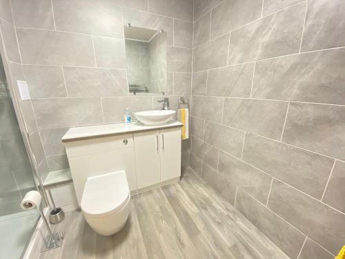 佩斯利Paisley Central Apartment的浴室配有白色卫生间和盥洗盆。