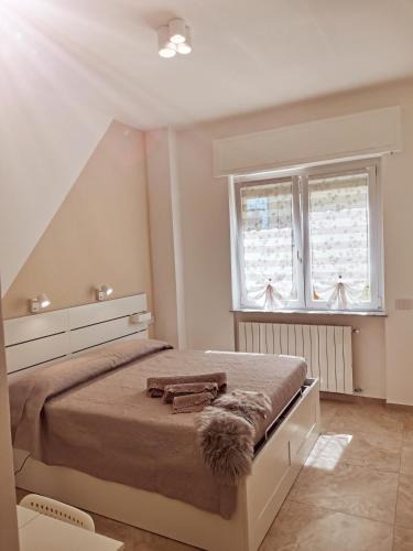 Venegono Superiore"Nonna Maria"的一间卧室设有一张大床和两个窗户。