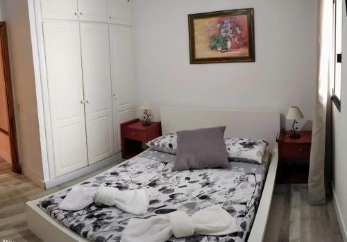 圣伊西德罗特内里费南部2号公寓的一间小卧室,配有床和2个床头柜
