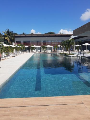 皮帕FLAT NA PRINCIPAL DE PIPA的一座大型游泳池,其建筑背景为: