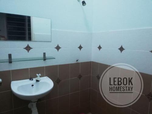 LEBOK HOMESTAY AIRPORT KUANTAN的一间浴室