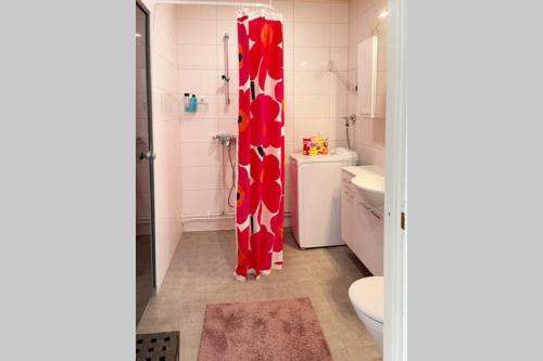 科林基拉Saunallinen huoneisto Kolilla的一间带红色淋浴帘和卫生间的浴室
