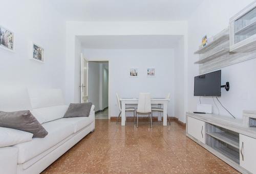 奥里韦拉Apartamento San Pascual en Orihuela的客厅配有白色的沙发和桌子