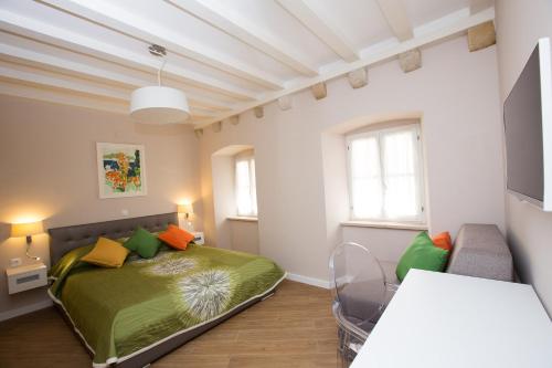 杜布罗夫尼克弗洛雷斯别墅客房酒店的一间卧室配有绿色的床和沙发