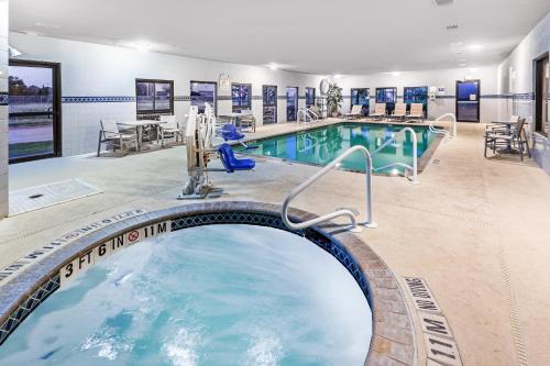 Holiday Inn Express Hotel & Suites Austin NE-Hutto, an IHG Hotel内部或周边的泳池