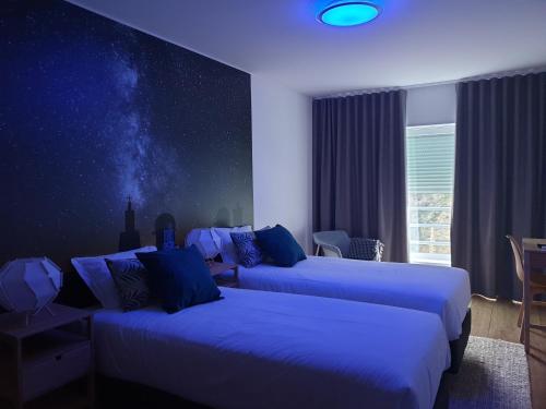 科维良Altavista Penthouse T2的一间酒店客房,配有两张床,星空