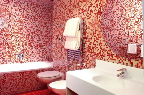 罗马贝斯特韦斯特亚比塔特酒店的一间带水槽、卫生间和镜子的浴室