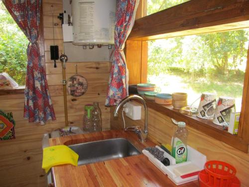 普埃洛湖Hospedaje Las Gardenias的厨房设有水槽和窗户。