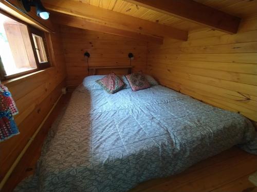 普埃洛湖Hospedaje Las Gardenias的小木屋内一间卧室,配有一张床