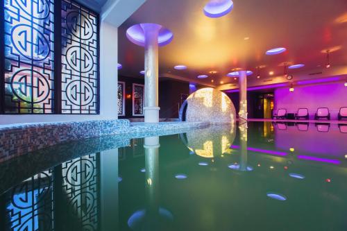 比克卡拉美乐尊贵高级度假酒店的紫色灯室中央的游泳池