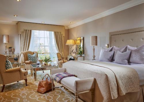 科克干草地庄园酒店的一间带大床的卧室和一间客厅