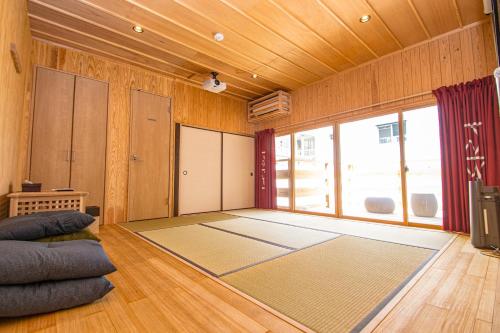 福冈Machiya Villa Seian - Vacation STAY 11749的大房间,地板上有一个大地毯