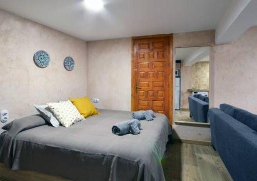 阿尔巴拉辛PORTAL DE MOLINA 2 - Piso acogedor en el casco histórico de Albarracín的一间卧室,床上放着两只动物