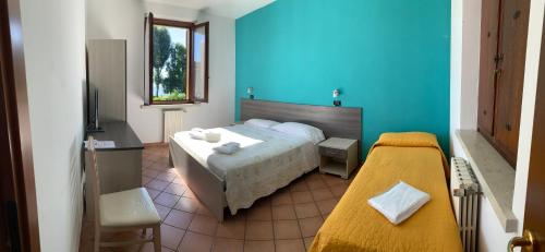曼托瓦莱斯等扎比別那酒店的一间卧室设有一张床和蓝色的墙壁