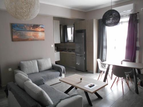 皮洛斯SPΛCES PYLOS Apartments的客厅配有沙发和桌子