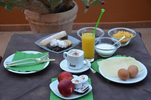 马达莱纳德尔伊索莱酒店的餐桌上摆放着食物和饮料