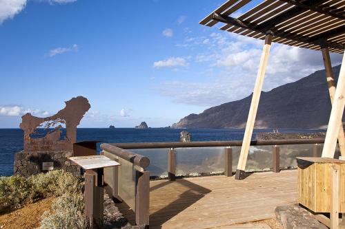 Las ToscasEL AGAVE DE MERESE APARTAMENTO的木甲板上设有长凳和海洋