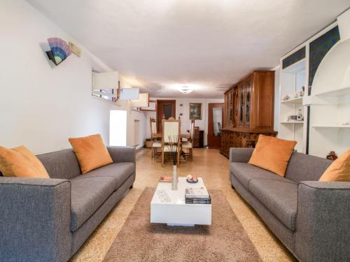 彼得拉桑塔Apartment Serenella by Interhome的客厅配有两张沙发和一张桌子