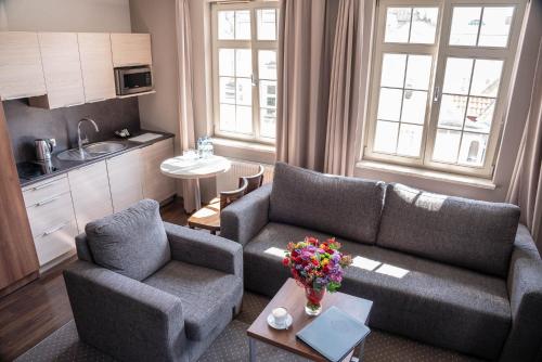 格但斯克Apart Neptun的客厅配有沙发和两把椅子