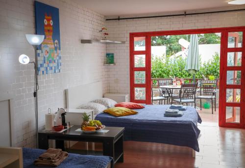 阿德耶Los Geranios, Close to BEACH, Puerto Colon, YellowCat 2的一间带两张床的卧室和一个带桌子的庭院