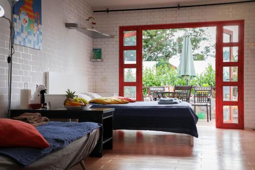 阿德耶Los Geranios, Close to BEACH, Puerto Colon, YellowCat 2的一间带两张床的卧室和一个庭院