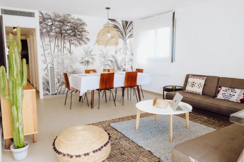 托里代巴拉Hauzify I Apartaments Coral的客厅配有桌子和沙发