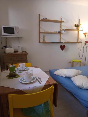 罗马Studio apartment, super position的一间带桌子和床的用餐室