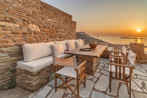 巴特斯欧IRIDA Villa - Sea & Sunset Flats near Batsi的天井配有沙发和桌椅