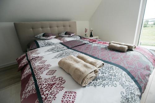 Zubrzyca DolnaApartamenty Perła Orawy的一间卧室配有两张带毛巾的床