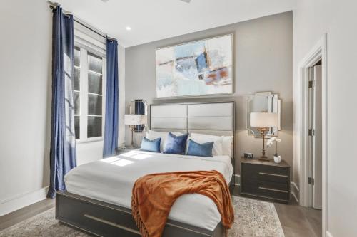 新奥尔良The Zydeco的一间卧室配有一张带蓝色枕头的大床