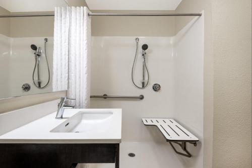 德斯坦德斯廷烛木套房酒店 - 桑德斯廷区的一间带水槽和淋浴的浴室