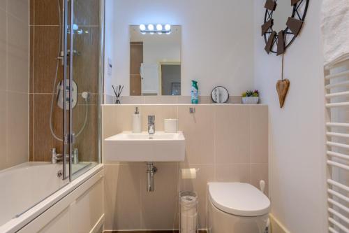 金斯兰利LillyRose Apartments - Hemel Hempstead, Free Parking, Free Wi-Fi的浴室配有卫生间、盥洗盆和淋浴。