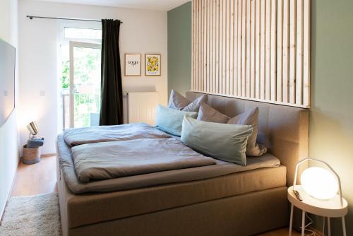 Stilvolles Apartment mit Balkon / Netflix + WIFI & zentrumsnah客房内的一张或多张床位