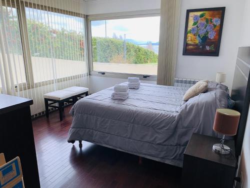 圣卡洛斯-德巴里洛切- QUINTA LUNA - Depto 4 personas的一间卧室设有一张床和一个大窗户