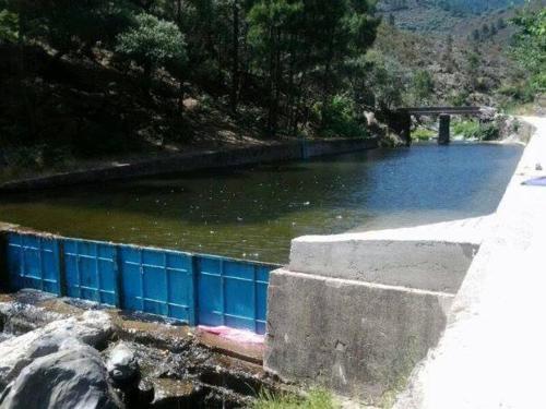 OvejuelaCasa Rural El Chorritero的水体,有桥在后台