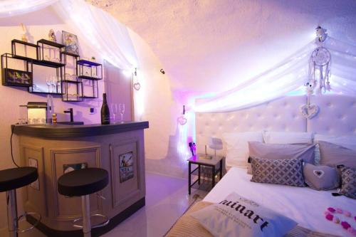 普罗旺斯艾克斯Les Secrets d'Alcôve, nuits Romantiques avec SPA的一间卧室配有一张带白色天篷的大床